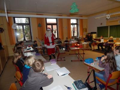 Foto des Albums: Besuch des Weihnachtsmannes Klasse 3