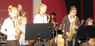 Mitglieder der Kinderbigband und die Solistin Doris Bachmann mit s&uuml;damerikanischem Feuer 