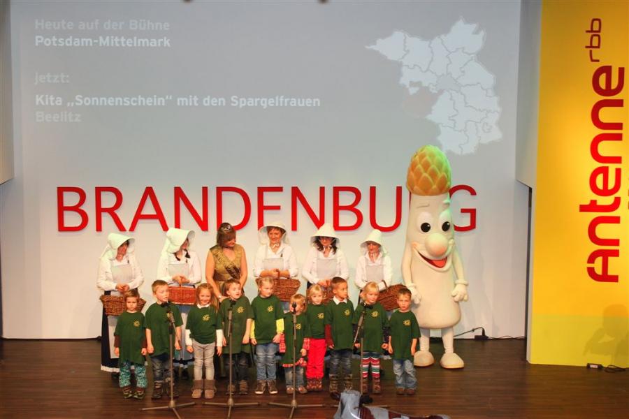 Bild: Die Kinder begeisterten das Publikum mit ihrem Spargellied.