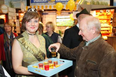 Spargelk&ouml;nigin Dana Beiler und Spargelvereinschef Manfred Schmidt. 