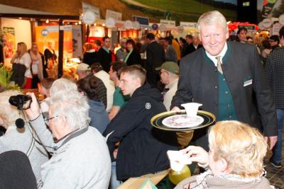 B&uuml;rgermeister Bernhard Knuth serviert Kaninchen-Bouletten. 