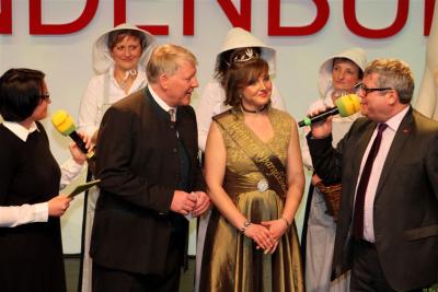 B&uuml;rgermeister Knuth und Spargelk&ouml;nigin Dana Beiler im Interview. 