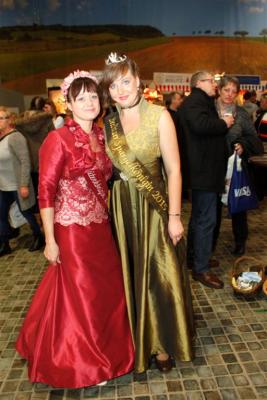 Bl&uuml;tenk&ouml;nigin Tamara Thierschmann und Spargelk&ouml;nigin Dana Beiler. 