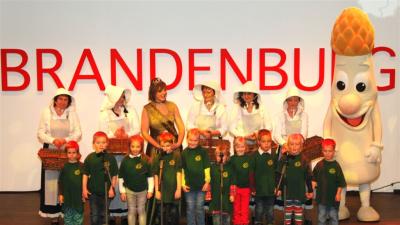 Die Kinder begeisterten das Publikum mit ihrem Spargellied. 