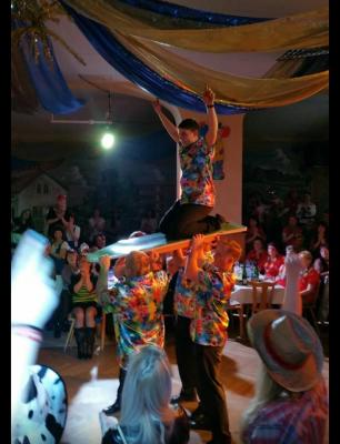 Foto des Albums: 1. Weiberfastnacht mit dem Motto: "Wein, Weiber, Wurscht"