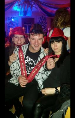 Foto des Albums: 1. Weiberfastnacht mit dem Motto: "Wein, Weiber, Wurscht"