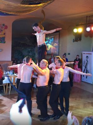Foto des Albums: 1. Weiberfastnacht mit dem Motto: "Wein, Weiber, Wurscht"