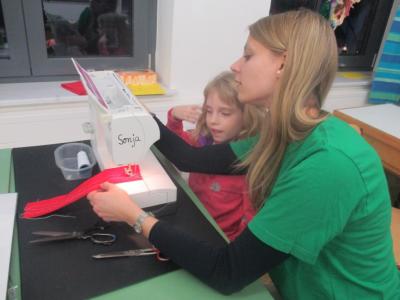 Der erste Umgang mit der N&auml;hmaschine  - ohne sich &uuml;ber den Finger zu n&auml;hen... 