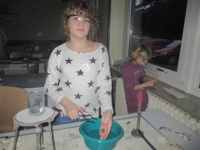 Hier werden Silberm&uuml;nzen hergestellt, MIT Schutzbrille, versteht sich 