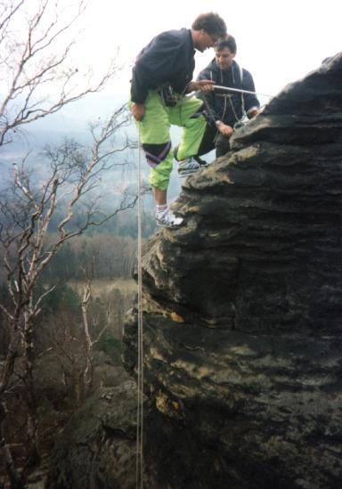 Bild: Mike Engemann beim ersten Testen der Seilfestigkeit