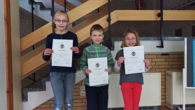 Die Kinder aus den 3. Klassen, die eine Urkunde mit Pr&auml;dikat gut erhalten haben. 