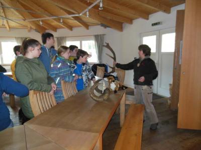 Einf&uuml;hrung durch die Waldp&auml;dagogin Svenja Tydow. 