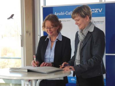 Frau Mesek und Frau Schramm unterschreiben die Koopeerationsvereinbarung. 