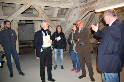 Fachbereichsleiter Stadtentwicklung Christfried Tschepe erl&auml;utert die bauliche Situation im Inneren 