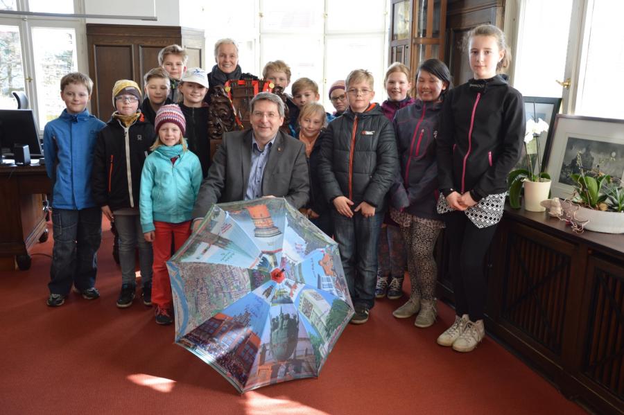 Bild: Kinder der Grundschule Friedrich Ludwig Jahn überbrachten einen Schirm mit ihren Unterschriften