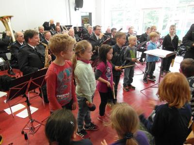 Foto des Albums: Landespolizeiorchester zu Gast in der Grundschule (20.04.2016)