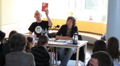 Jugendbuchautor Jochen Till liest f&uuml;r Sch&uuml;lergruppen. 