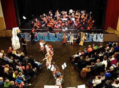 Die Musikschule: mit 80 Saiten um die Welt 