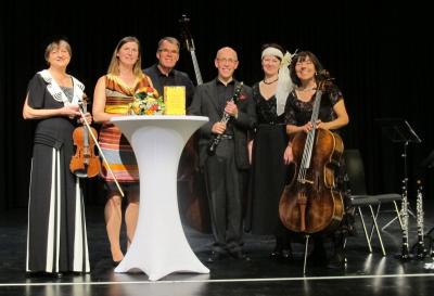 Buchautorin Astrid Schlupp-Melchinger mit dem Quintett &bdquo;fracklos&ldquo; 