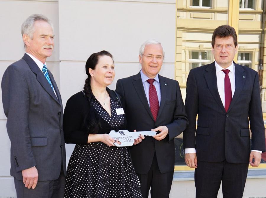 Bild: BM Dr. Koch, Leiterin V. Laudahn, Altbürgermeister E. Wellmer, Vorsteher Dr. Bartels