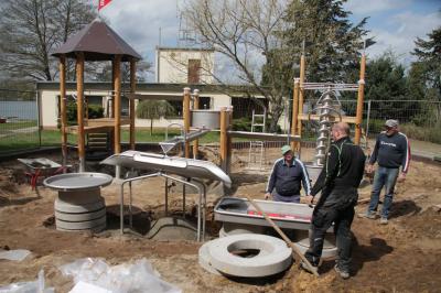 Foto des Albums: Aufbau Wasserspielplatz im EG Kiebitz (10. 05. 2016)