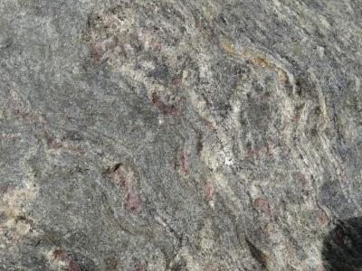 Granatgneis (rosa Granat, schwarzer Glimmer, Feldsp&auml;te) 