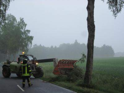Foto des Albums: Einsatz Baum auf Straße Luller Str.