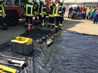 Schere und Spreizer bitte...  (Bild vergr&ouml;&szlig;ern)