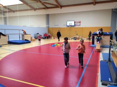 der R&auml;uberparcours in der Sporthalle  (Bild vergr&ouml;&szlig;ern)