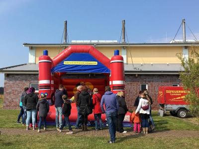 st&auml;ndig belagert und eingenommen - unsere H&uuml;pfburg  (Bild vergr&ouml;&szlig;ern)