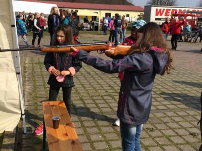 eine ruhuge Hand und ein scharfer Blick waren am Schie&szlig;stand gefragt  (Bild vergr&ouml;&szlig;ern)