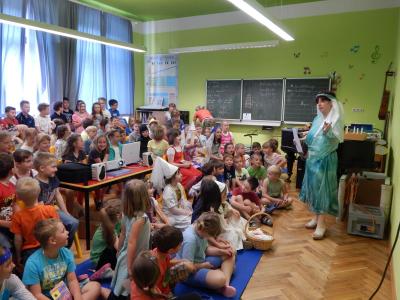 Er&ouml;ffnung durch Schulleiterin alias Burgherrin Sieglinde Fiendling vom Hof 