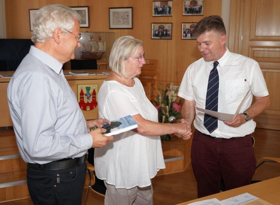 Bild: Frau Evelin Jörke wurde das Volksbund-Ehrenabzeichen in Bronze verliehen.