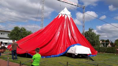 Foto des Albums: Zirkusaufbau
