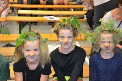 Vorschaubild: 3 Mädchen mit Blättern im Haar und Knollennase