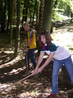 Foto des Albums: Glöwener Schüler bei der Projektarbeit am Lehrpfad in Klein Leppin (22. 08. 2005)