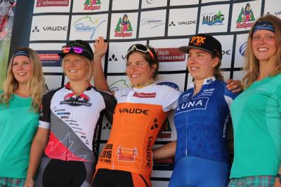 Vorschaubild: Die Sieger-Damen mit der 1. Platzierten Elisabeth Brandau Bildmitte