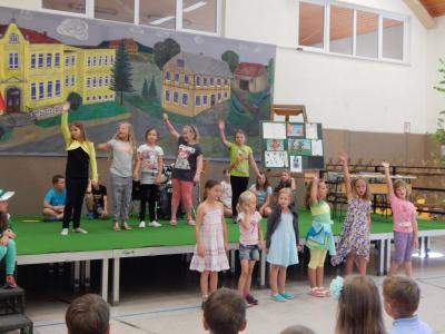 Foto des Albums: 1. Schultag Begrüßung in der Turnhalle