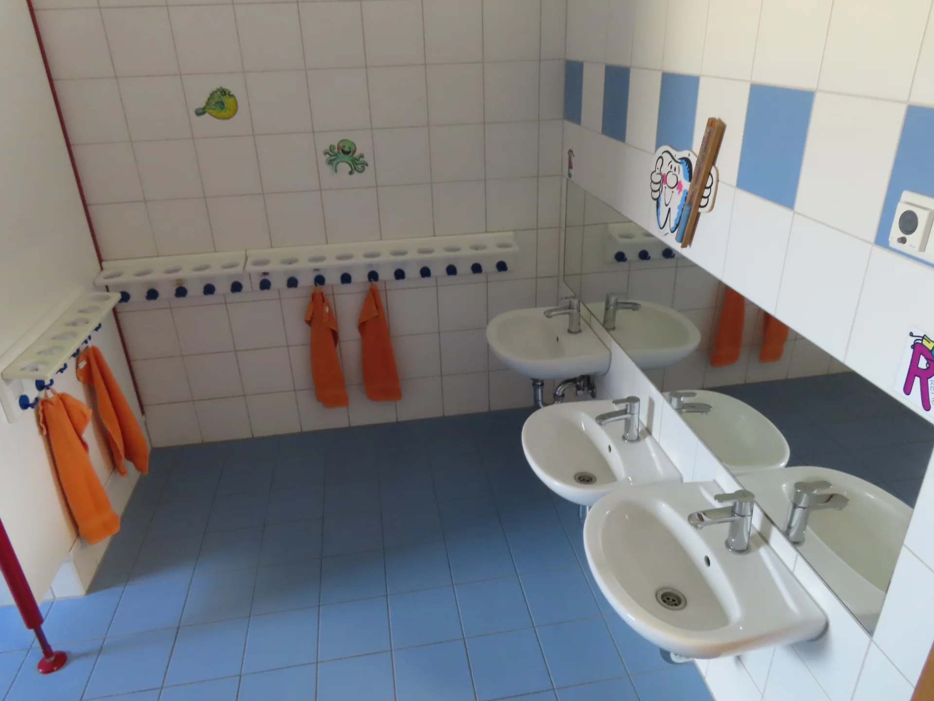 Krippenbad- Waschbecken  (Bild vergr&ouml;&szlig;ern)