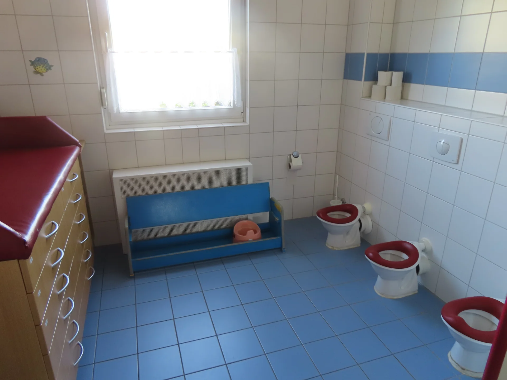 Krippenbad- Toiletten/ Wickelkomode  (Bild vergr&ouml;&szlig;ern)