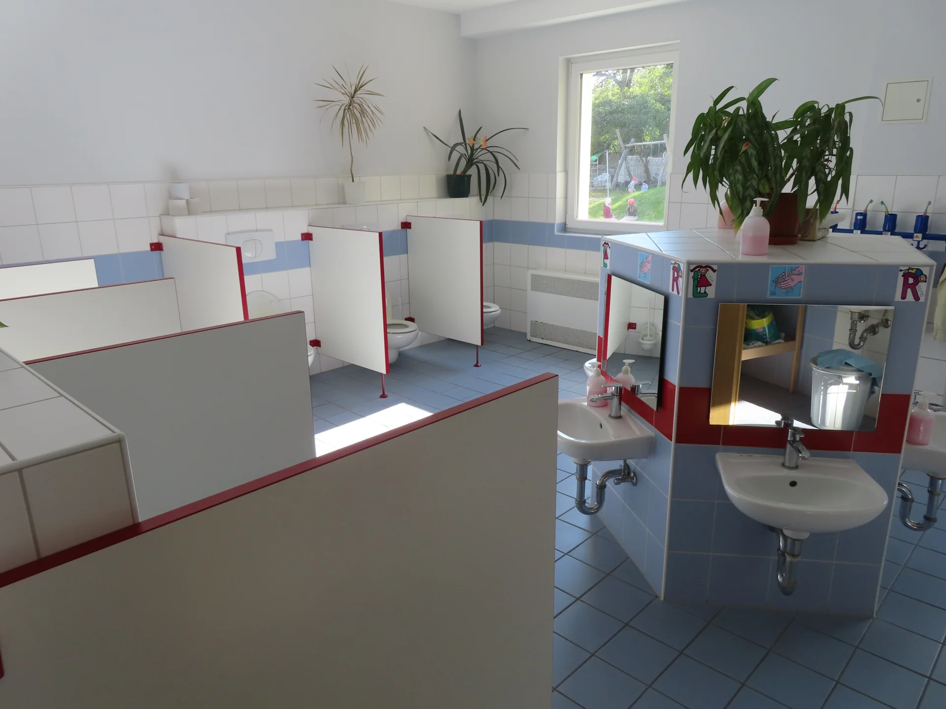 Bad f&uuml;r die Kita-Kinder -Waschbecken und Toiletten  (Bild vergr&ouml;&szlig;ern)