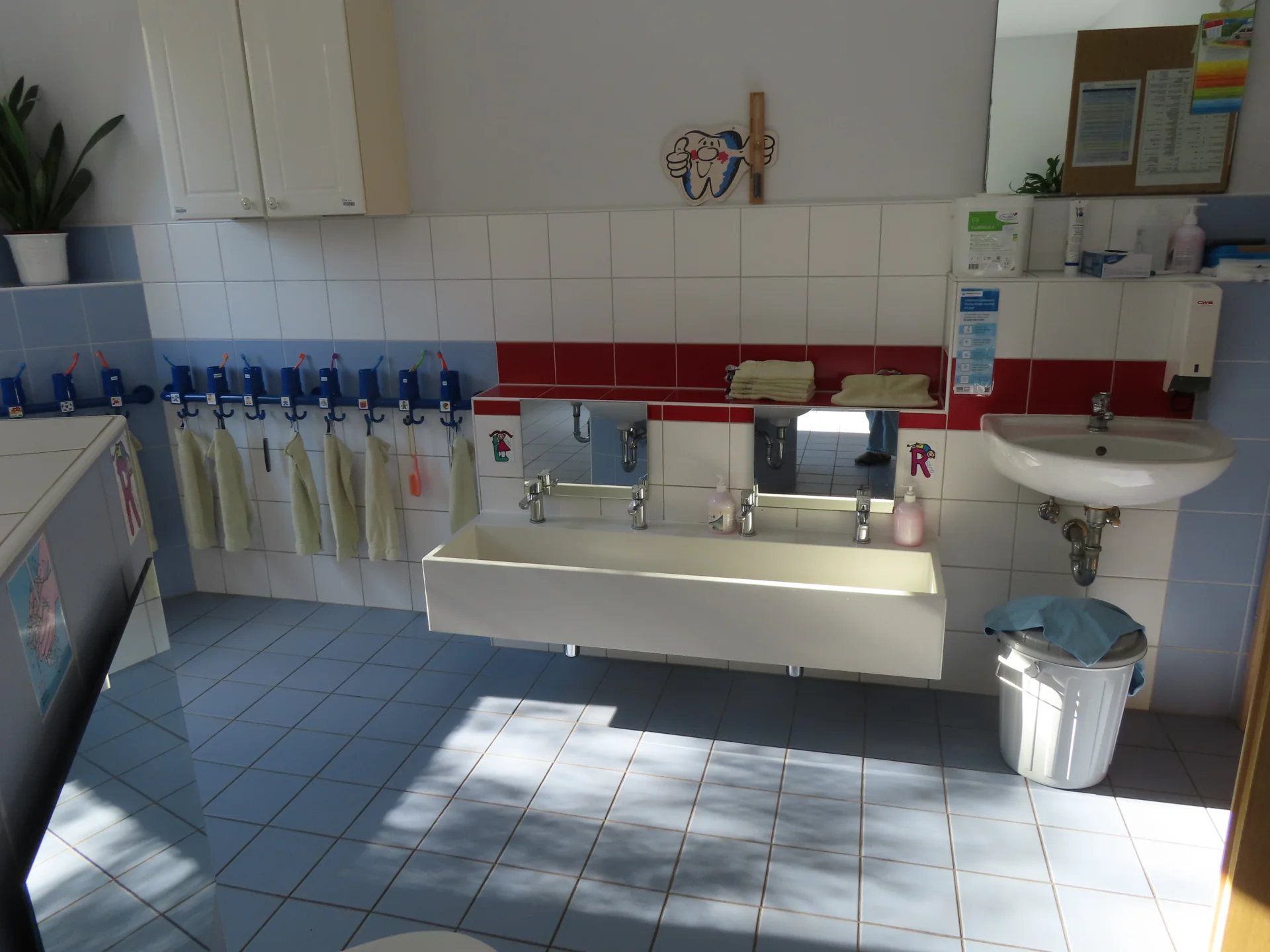 Bad f&uuml;r die Kita-Kinder - Waschbecken  (Bild vergr&ouml;&szlig;ern)