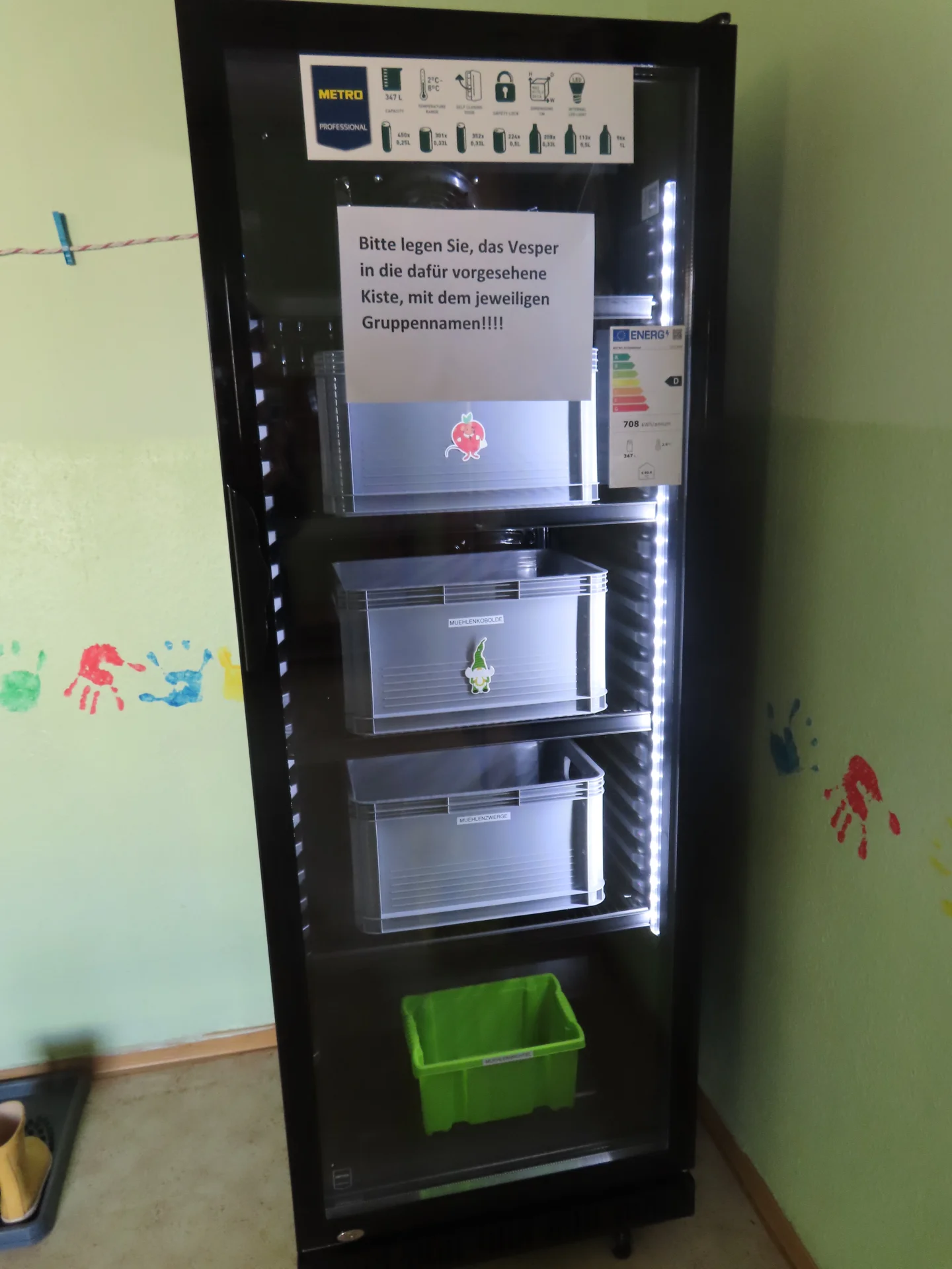 Vesperk&uuml;hlschrank in der Garderobe  (Bild vergr&ouml;&szlig;ern)