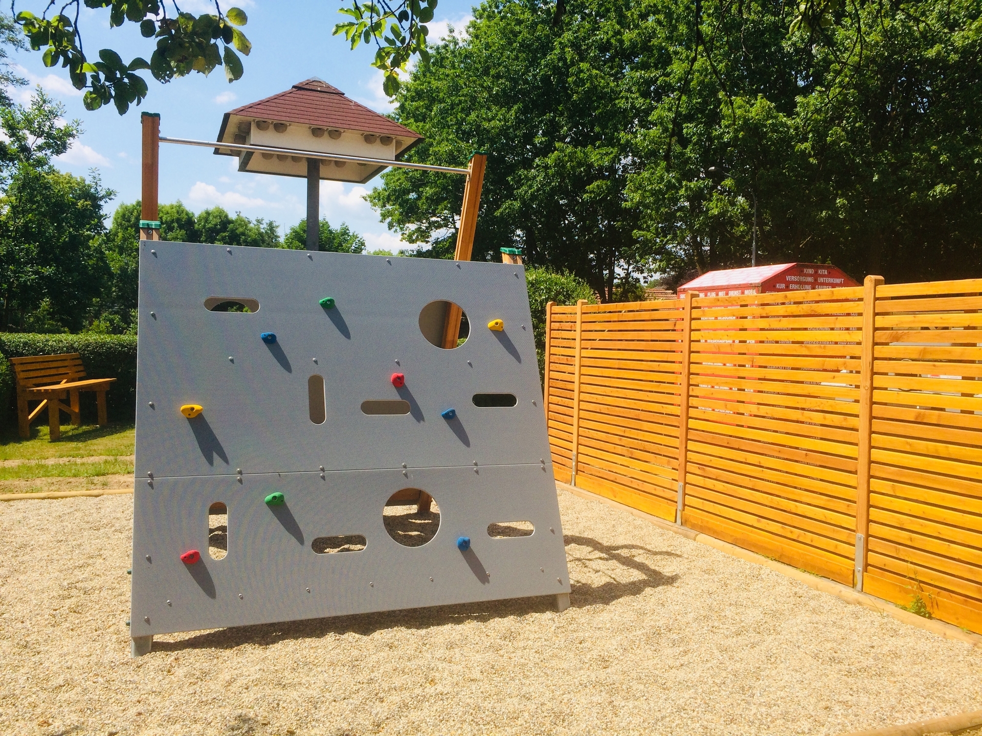 Kletterwand hinterm Bouleplatz 