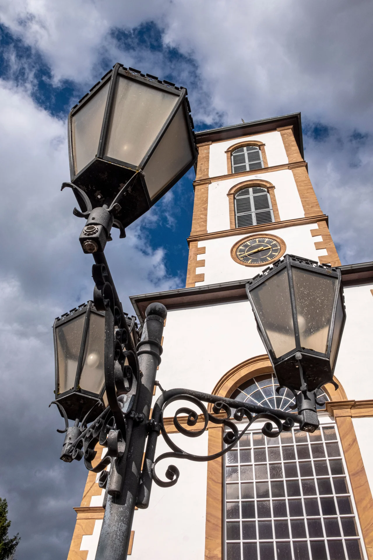 Mandel - Lampen vor evang. Kirche  (Bild vergr&ouml;&szlig;ern)