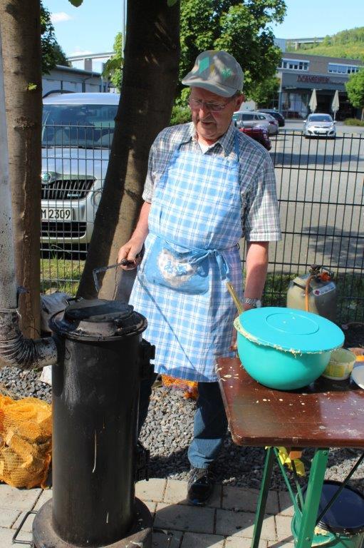 Uli mit seinem Spezialwaffeleisen 