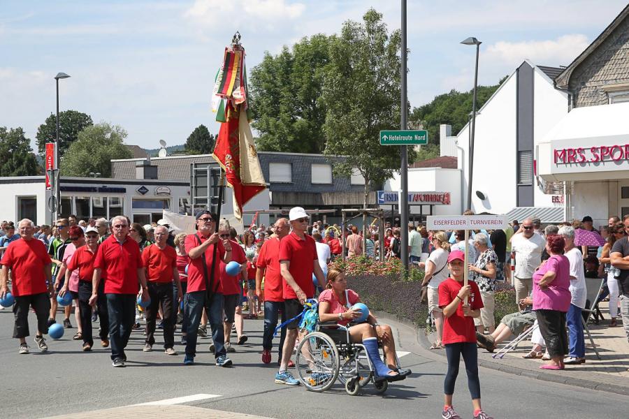 Mittlerweile ist unsere 105-Personengruppe beim gro&szlig;en Kreisel angelangt. 