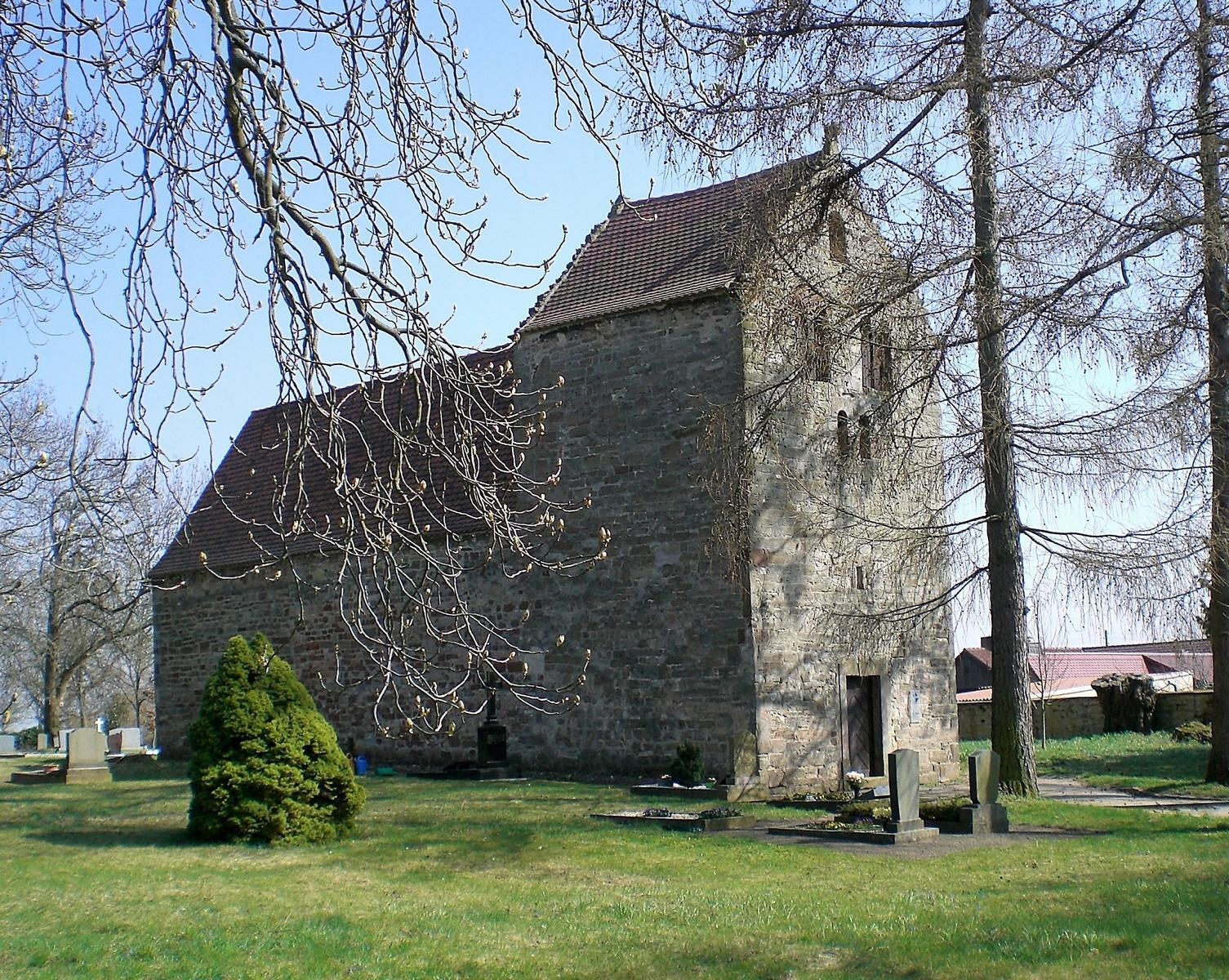 Romanische Kapelle St. Petrie in Gatterst&auml;dt  (Bild vergr&ouml;&szlig;ern)