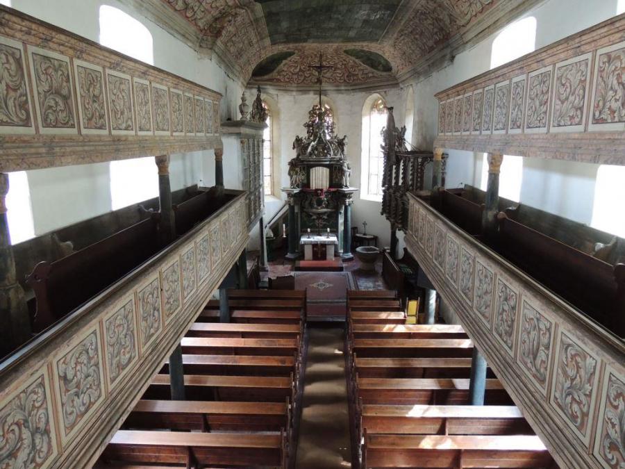 Innenraum der Kirche  (Bild vergr&ouml;&szlig;ern)