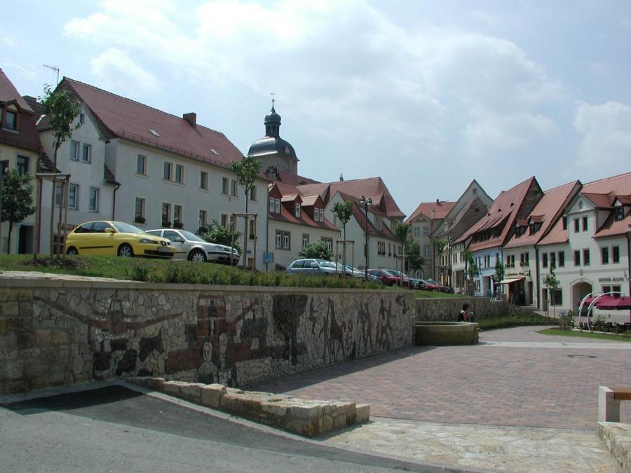 Hahnrelief am Dreieck  (Bild vergr&ouml;&szlig;ern)